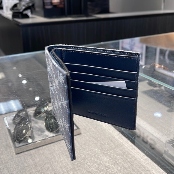 Michael Kors Men’s Women’s Cooper Logo Fabric Billfold Wallet Navy Multi NWT - Picture 16 of 16